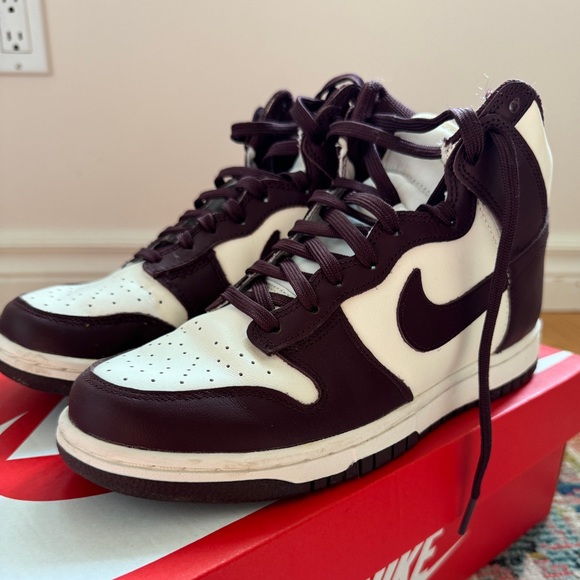 Nike Dunk Hightop Sneaker (Burgundy Crush) W7.5 - Picture 3 of 7